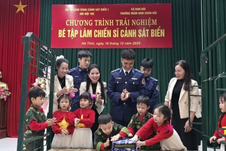 Hải đội 102 tổ chức chương trình trải nghiệm “Bé tập làm chiến sĩ Cảnh sát biển”
