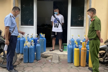 Hà Nội: Đội Quản lý thị trường số 12 tăng cường kiểm soát thị trường dịp cuối năm