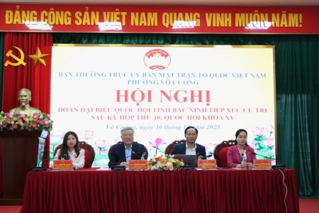 Phó Thủ tướng Thường trực Nguyễn Hòa Bình xem xét, trao đổi, trả lời từng ý kiến, kiến nghị của cử tri