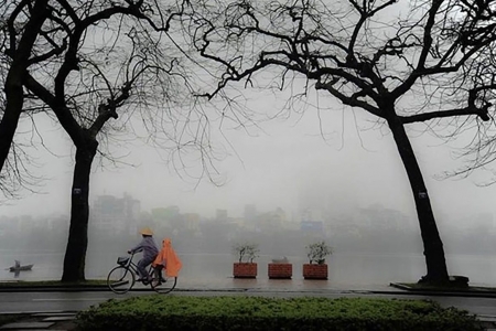 Dự báo thời tiết 17/12: Miền Bắc, Hà Nội mưa rải rác, trời rét