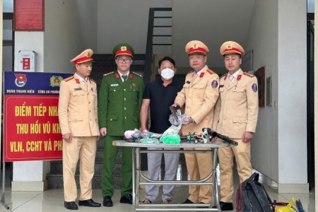 Hà Tĩnh: Người dân giao nộp 2 quả mìn, 1 khẩu súng K54 và 51 viên đạn