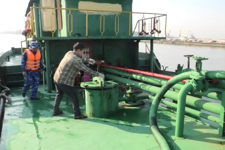 Cảnh sát biển tạm giữ tàu chở 15.000 kg dầu FO không rõ nguồn gốc