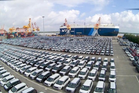 Ô tô nhập khẩu dồn dập về TP.HCM trước Tết Nguyên đán 2026