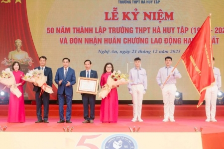 Trường THPT Lê Hồng Phong kỷ niệm 60 năm xây dựng và phát triển, đón nhận Huân chương Lao động hạng Nhì