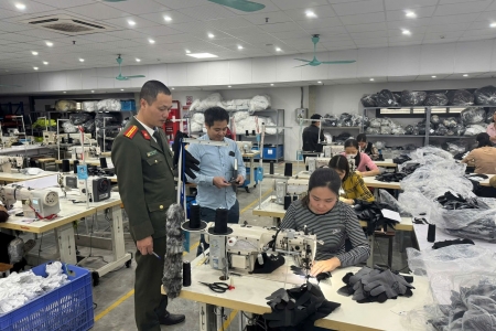 Hải Phòng: Công an xã Cẩm Giang tuyên truyền pháp luật cho công nhân, người lao động