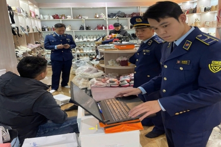 Cao Bằng: Lực lượng Quản lý thị trường xử lý 239 vụ vi phạm trong năm 2025