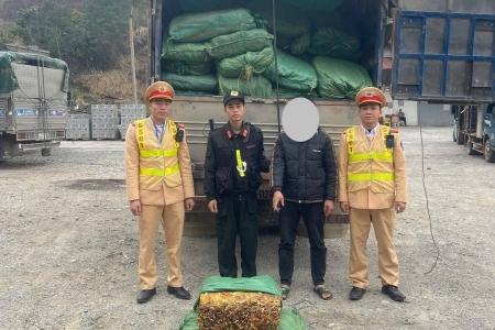 Cao Bằng: Phát hiện, tạm giữ xe tải vận chuyển gần 6 tấn nguyên liệu thuốc lá không rõ nguồn gốc