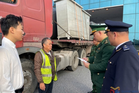 Khoảng 20 triệu USD kim ngạch XNK thông quan qua Cửa khẩu quốc tế Móng Cái trong ngày 1/1/2025