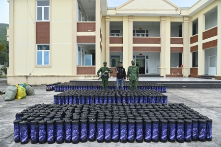 Quảng Ninh: Bắt giữ đối tượng vận chuyển trái phép hơn 1.300 bình khí cười