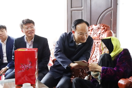 Phó Chủ tịch UBND tỉnh Bắc Ninh Phạm Văn Thịnh thăm, tặng quà nhân dịp Tết Bính Ngọ 2026