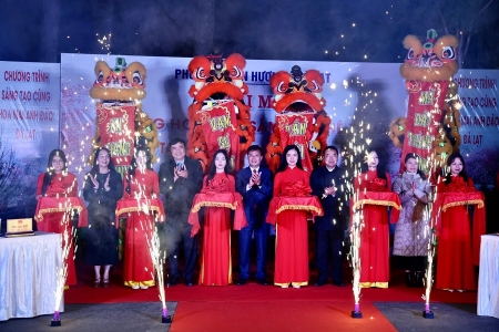 Lâm Đồng: Khai mạc Đường hoa ánh sáng, nghệ thuật “Sáng tạo cùng hoa Mai Anh Đào Đà Lạt”