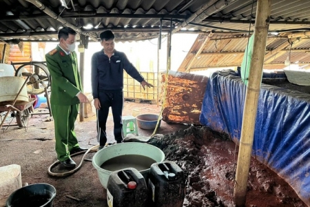 Hà Nội: Triệt phá 2 xưởng phân kim xả hơn 6,7 tấn chất thải nguy hại ven sông Đuống