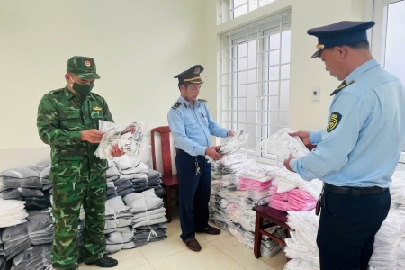 Quảng Trị: Bắt giữ xe tải chở hơn 1.500 sản phẩm dệt may giả mạo nhãn hiệu trên Quốc lộ 9