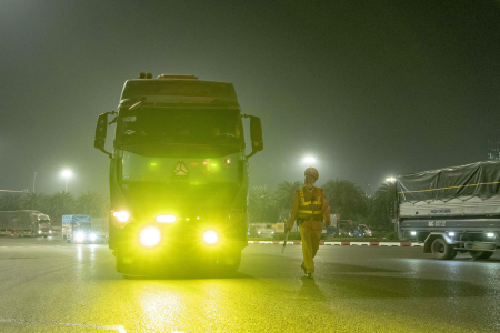 Hà Nội ra quân xử phạt ô tô lắp đèn siêu sáng gây chói mắt người đi đường