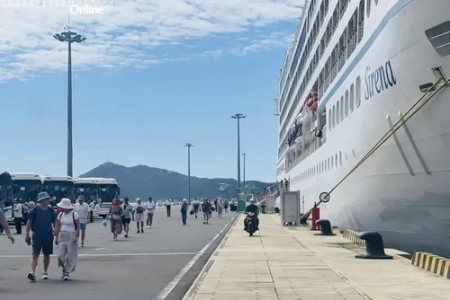 Hai chuyến tàu du lịch biển cùng 3.400 du khách cập bến đến Khánh Hòa