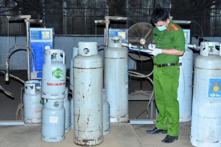 Đồng Nai: Triệt phá đường dây sản xuất gas giả quy mô lớn, đồng loạt kiểm tra 10 tụ điểm