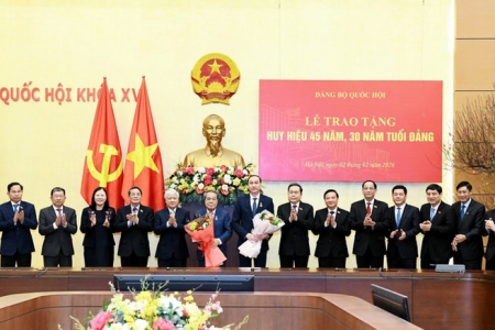 Chủ tịch Quốc hội chủ trì Lễ trao tặng Huy hiệu 45 năm, 30 năm tuổi Đảng