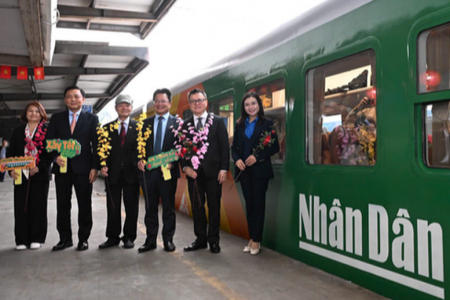 Báo Nhân Dân ra mắt “Chuyến tàu hạnh phúc”