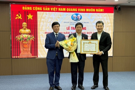 Chi bộ Kinh doanh EVNNPC tổ chức Lễ trao Huy hiệu 30 năm tuổi Đảng cho đồng chí Nguyễn Văn Hải