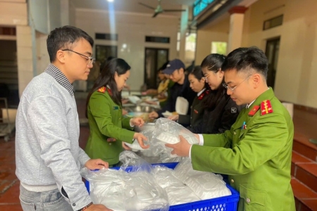 Công an phường Láng trao gửi yêu thương đến các bệnh nhân ung thư