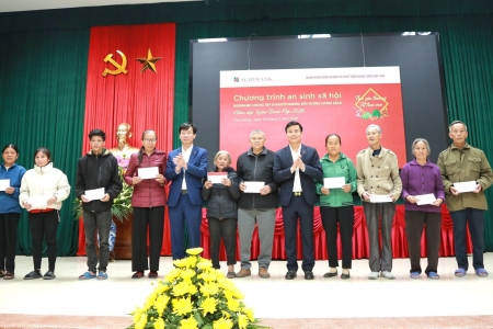 Agribank trao 600 suất quà Tết tới các gia đình chính sách có hoàn cảnh khó khăn xã Nam Đồng, Ninh Bình