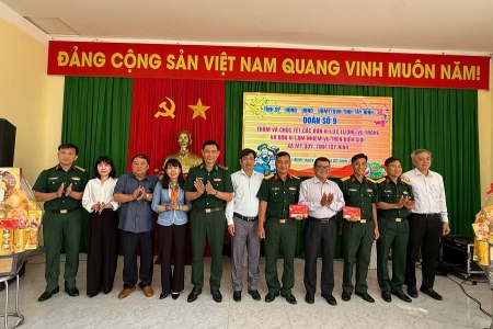 Đoàn công tác tỉnh Tây Ninh thăm, chúc Tết lực lượng vũ trang làm nhiệm vụ trên tuyến biên giới