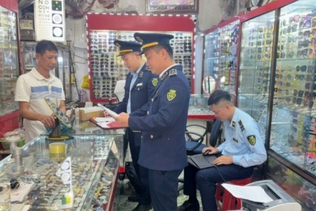 Nghệ An: Buôn bán kính mắt giả, một hộ kinh doanh bị xử phạt và buộc tiêu hủy hàng hóa