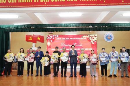 Phường Hồng Bàng trao tặng quà Tết cho các hộ cận nghèo, hộ có hoàn cảnh khó khăn