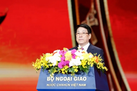 Chủ tịch nước chúc Tết kiều bào, đánh trống khai hội mừng Xuân