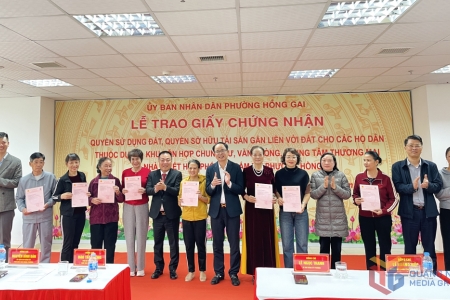 UBND phường Hồng Gai trao Giấy chứng nhận quyền sử dụng đất cho các hộ tại chung cư My Way