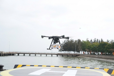 Bưu điện Việt Nam lần đầu đưa bưu kiện “bay qua biển” bằng thiết bị không người lái
