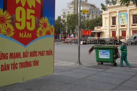 Mùng 1 Tết: Công nhân môi trường lặng lẽ giữ phố phường Thủ đô sạch đẹp