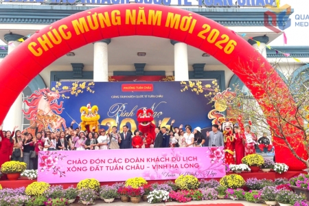 Cảng Tuần Châu đón nhiều đoàn khách du lịch "xông đất"