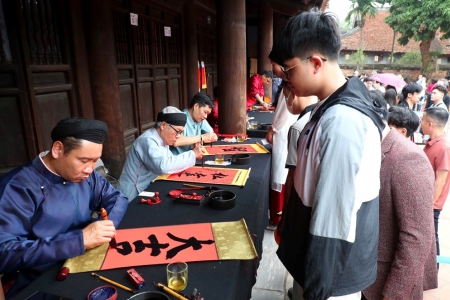 Nô nức xin chữ đầu xuân tại Văn Miếu – Quốc Tử Giám