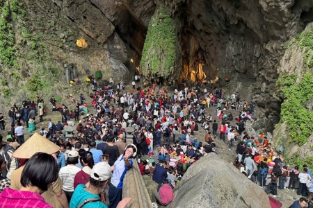 Khoảng 25.000 lượt du khách trẩy hội, du Xuân tại chùa Hương trong 2 ngày Tết