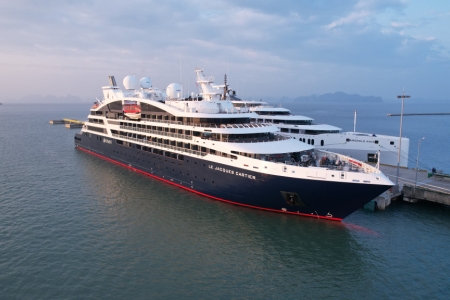 Tàu biển cao cấp đưa gần 300 du khách quốc tế đến Quảng Ninh