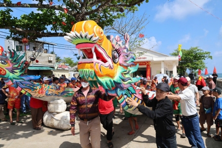 Quảng Ngãi: Tưng bừng hội đua thuyền Vạn Tường đầu xuân