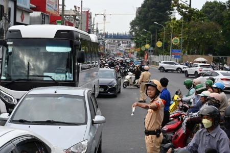 CSGT TP. HCM đồng loạt ra quân, đảm bảo an toàn giao thông khi người dân trở lại thành phố sau Tết