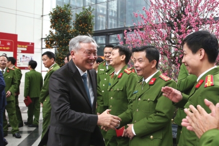 Phó Thủ tướng Thường trực Nguyễn Hòa Bình thăm, chúc Tết cán bộ, chiến sĩ Cục C03