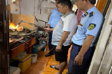 An Giang: Giám sát tiêu hủy trang sức giả mạo nhãn hiệu trị giá gần 200 triệu đồng