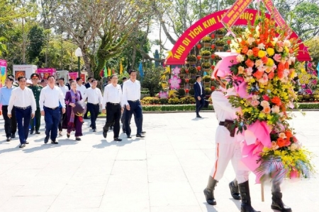 Chủ tịch Quốc hội Trần Thanh Mẫn dâng hương tưởng niệm Chủ tịch Hồ Chí Minh tại Nghệ An