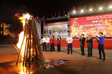 Bắc Ninh: Hào hùng đêm lửa trại “Tiếp lửa truyền thống” cho thanh niên lên đường nhập ngũ