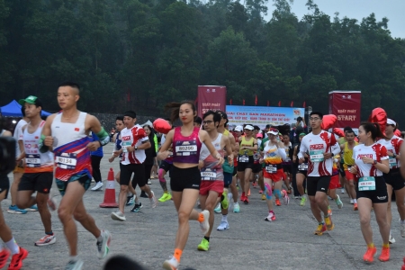 Gần 1.000 vận động viên tham gia Giải chạy Bán Marathon “Côn Sơn, Kiếp Bạc - Hành trình di sản thế giới”