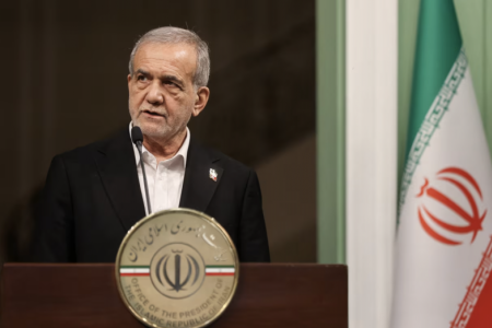 Iran xin lỗi các nước láng giềng, tuyên bố không đầu hàng trước sức ép quân sự