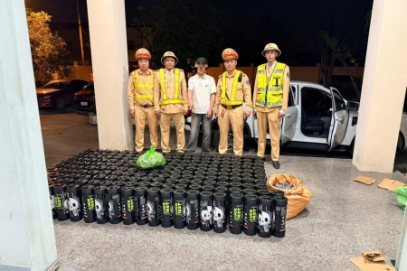 Quảng Ninh: Chặn đứng xe bán tải chở gần 200 bình nghi "khí cười" lúc rạng sáng