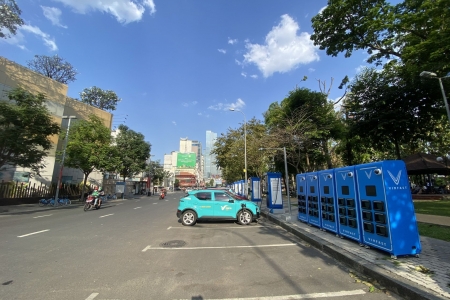 TP. HCM bổ sung 50 điểm lắp tủ đổi pin xe máy điện trên vỉa hè