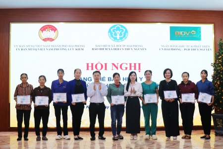 Chi bộ BHXH cơ sở Thủy Nguyên ra mắt mô hình “Dân vận khéo”: Tặng thẻ BHYT - Trao gửi yêu thương