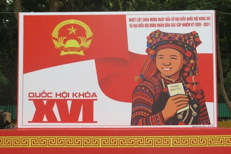 Ngập tràn sắc đỏ trên các tuyến phố Thủ đô chào đón ngày toàn dân đi bầu cử