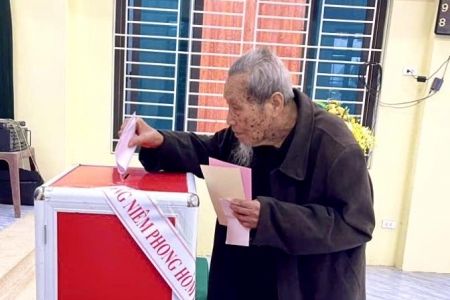 Hà Nội: Xã Ứng Thiên đạt 93,2% cử tri đi bầu trước 12h30, nhiều cụ cao tuổi trực tiếp tham gia Ngày hội bầu cử