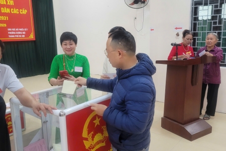 Cử tri phường Dương Nội đi bỏ phiếu từ sớm bầu Đại biểu Quốc hội và HĐND các cấp